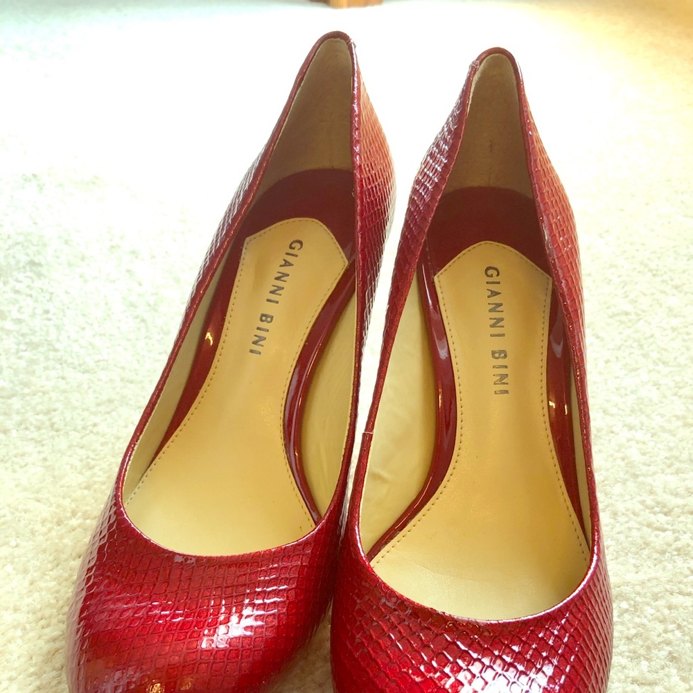 Red pumps NBW